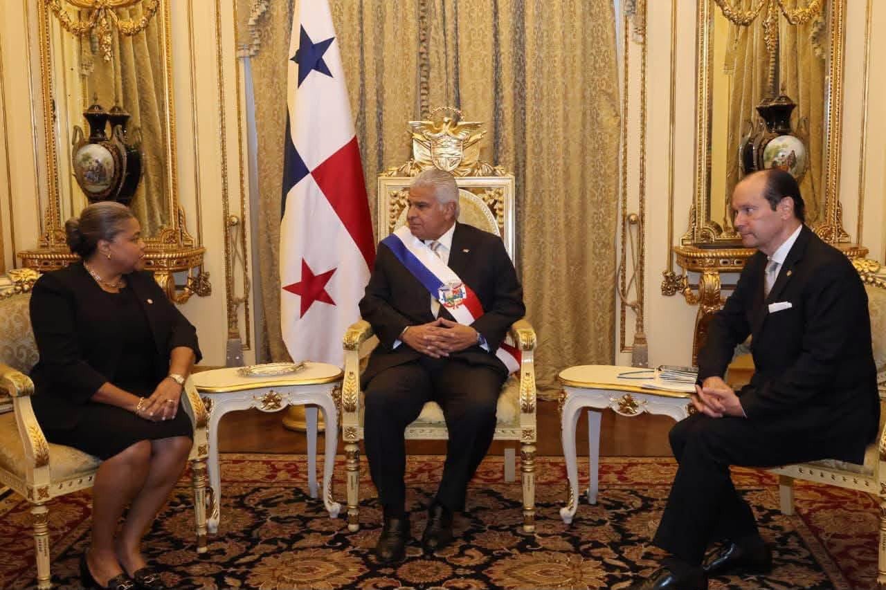 L'ambassadrice d'Haïti au Panama, Raymonde Fabienne Carré Sajous, assise aux côtés du président panaméen José Raúl Mulino Quintero et d'un dignitaire, dans un salon d'apparat du Palais présidentiel.
