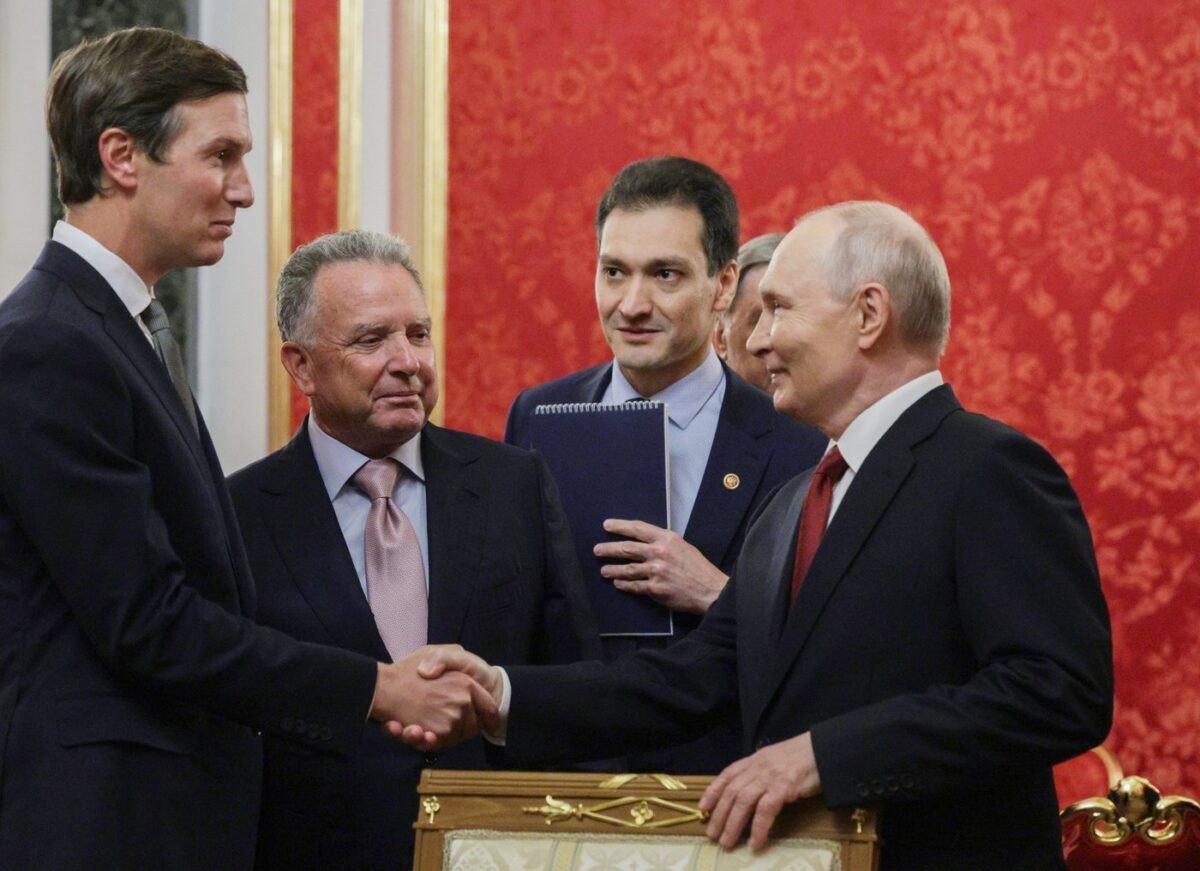 Jared Kushner serrant la main de Vladimir Poutine lors d'une rencontre au Kremlin.