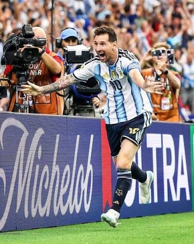 Lionel Messi célèbre sur le terrain lors d'un match de l'Argentine, photo d'archive.