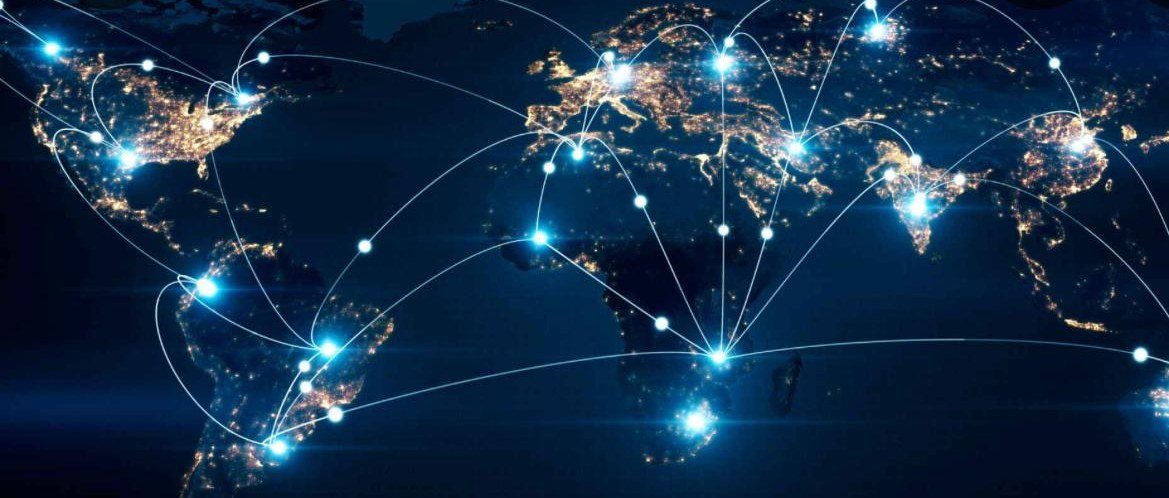 Illustration d'un globe terrestre nocturne avec des lignes de connexion reliant plusieurs continents.