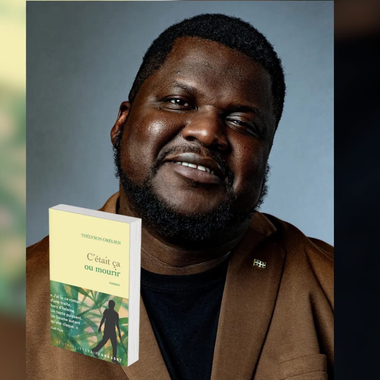 Thélyson Orélien pose avec un exemplaire de son roman « C'était ça ou mourir », publié chez Grasset pour la rentrée littéraire.